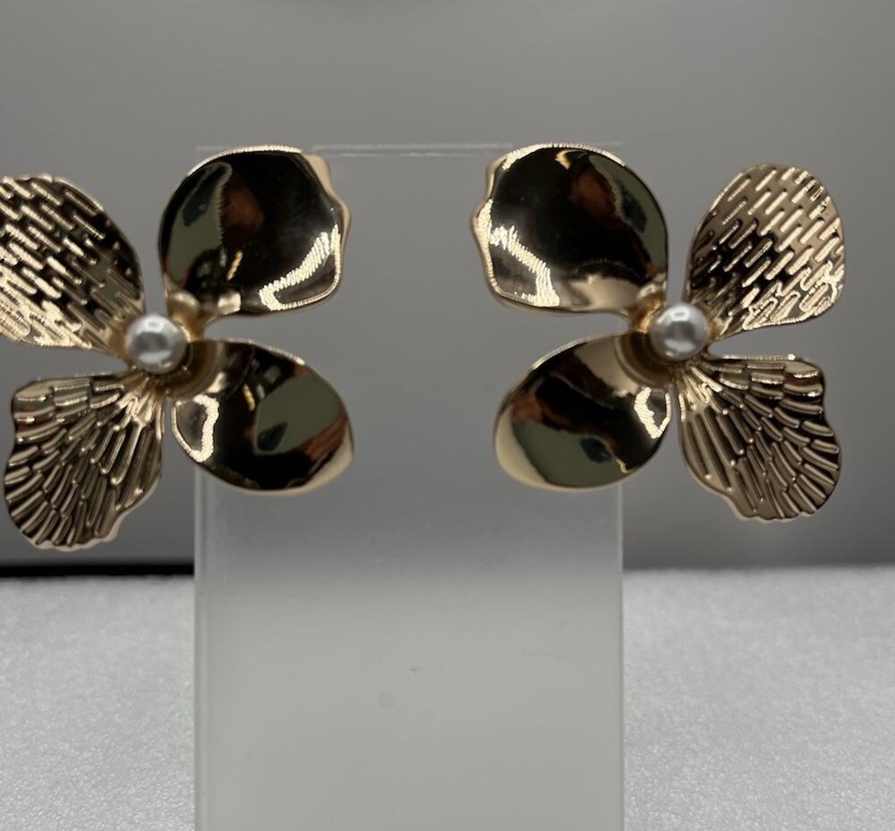 Lily Pulitzer Shady Babe Pearl and Gold Metallic 1.5 Inch Pierced Earrings